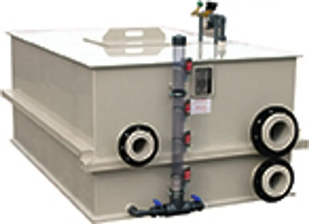 Rohwassertank in rechteckiger Form mit einer glatten Oberfläche und mehreren Anschlüssen. Produkt von Grünbeck, geeignet zur Wasserspeicherung.